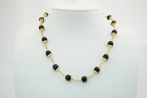 74 - 18 karaat geel gouden collier met zwarte facet geslepen kralen kopen? Bied vanaf 335!