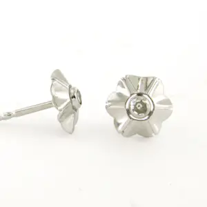 14k wit gouden oorbellen bezet met single geslepen diamanten 0.05ct kopen? Bied vanaf 120!