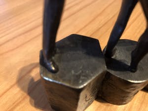 Brons (Onbekend) - Gesigneerd modern bronzen beeld " ELKAAR OP WEG HELPEN " kopen? Bied vanaf 45!