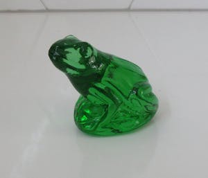 Niet of onleesbaar gesigneerd - Boheemse Groene kunstglazen presse papier kikker kopen? Bied vanaf 10!