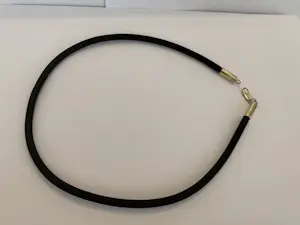Zwart rubberen colier met gouden sluiting kopen? Bied vanaf 80!