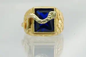 23- Mooi bewerkte 18 krt gouden "slangen" ring - met gefacetteerde blauwe steen kopen? Bied vanaf 370!