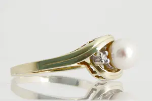 72 - Elegante 14 karaats geel-gouden dames ring met parel en diamant (achtkant) kopen? Bied vanaf 80!
