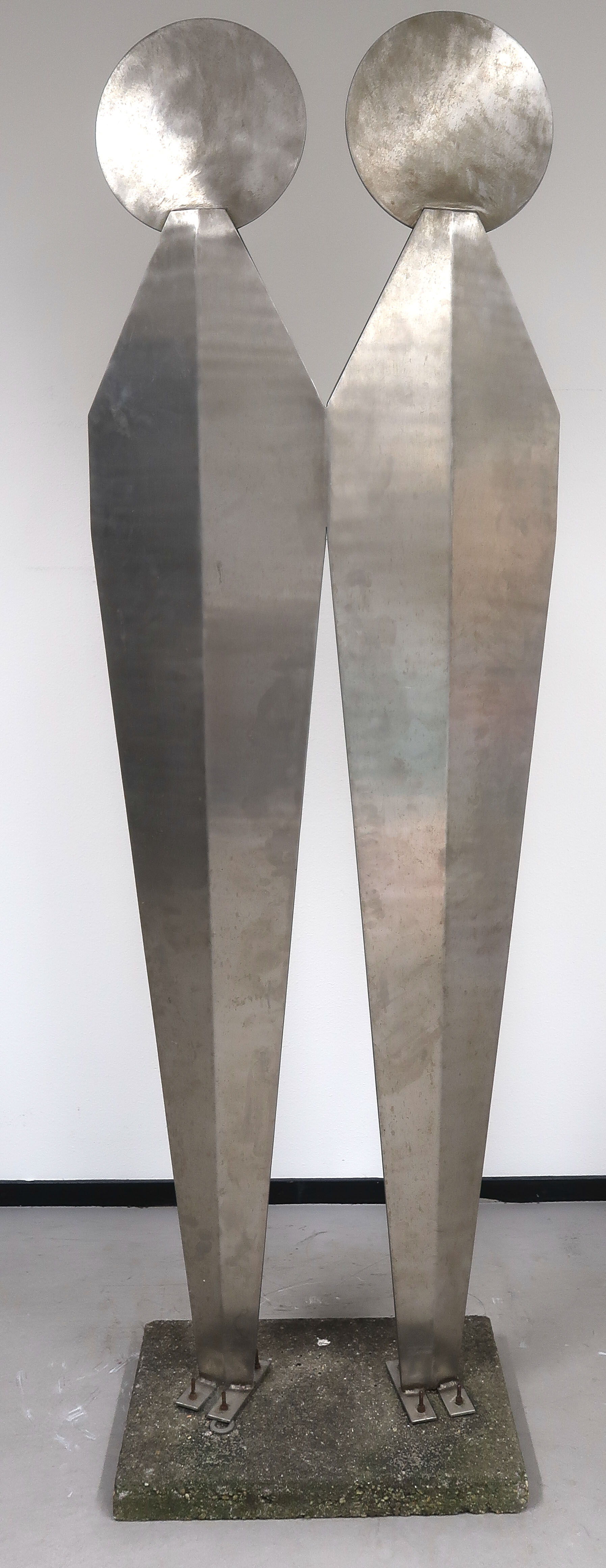 Niet of onleesbaar gesigneerd - Aluminium paar op voet van cement (Zeer groot en zwaar) kopen? Bied vanaf 1!