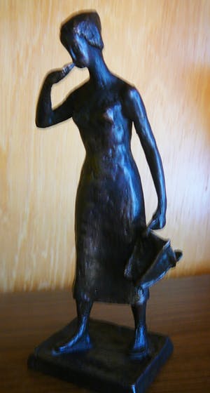 Brons (Onbekend) - Vrouwenfiguur met tas kopen? Bied vanaf 35!