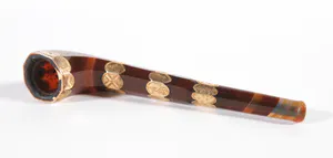 Biedermeijer pijpje van agaat met 14 kt. geelgouden appliques kopen? Bied vanaf 130!