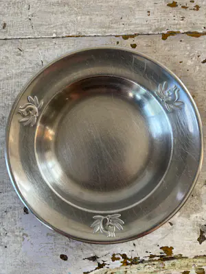 GERO - 2 zeldzame Vintage Gero Zilmeta kinderbordjes, eekhoorn reliëf, 50ies kopen? Bied vanaf 20!