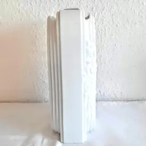 A.K. Kaiser Porzellan - Op Art Vase Bisquit Porzellan Design Wolfgang Gawantka signiert 70er Jahre kopen? Bied vanaf 70!
