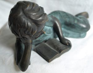 Niet of onleesbaar gesigneerd - Bronzen leesbeeld / leesbeeldje , “Meisje“ kopen? Bied vanaf 1!