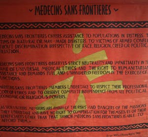 Wilfred Ukpong - Groot beschilderd doek , “Médecins Sans Frontières” – 117 x 125 cm - 1999 kopen? Bied vanaf 1!
