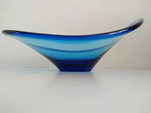 Per Lutken - (1916-1998) asymmetrische schaal, prachtige blauwe kleur kopen? Bied vanaf 65!