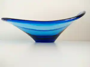Per Lutken - (1916-1998) asymmetrische schaal, prachtige blauwe kleur verkocht voor € 65!