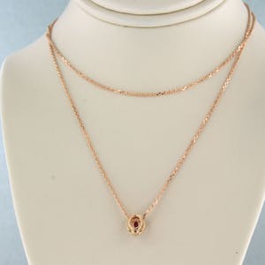 14k rosé gouden collier met hanger bezet met robijn en briljant geslepen diamant kopen? Bied vanaf 200!