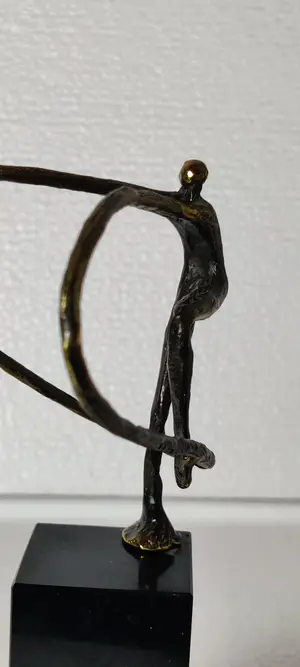 Niet of onleesbaar gesigneerd - Een prachtige bronzen beeldje gymnaste kopen? Bied vanaf 1!