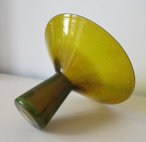 Niet of onleesbaar gesigneerd - Olijfgroen vrij geblazen glazen object kopen? Bied vanaf 1!