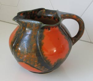 Arnhemsche Fayencefabriek - Twee oranje zwarte art deco vazen - Klaas Vet kopen? Bied vanaf 10!