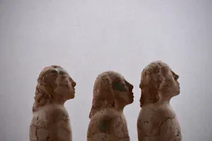 Hubertus Biezemans - drie figuren in rij kopen? Bied vanaf 495!