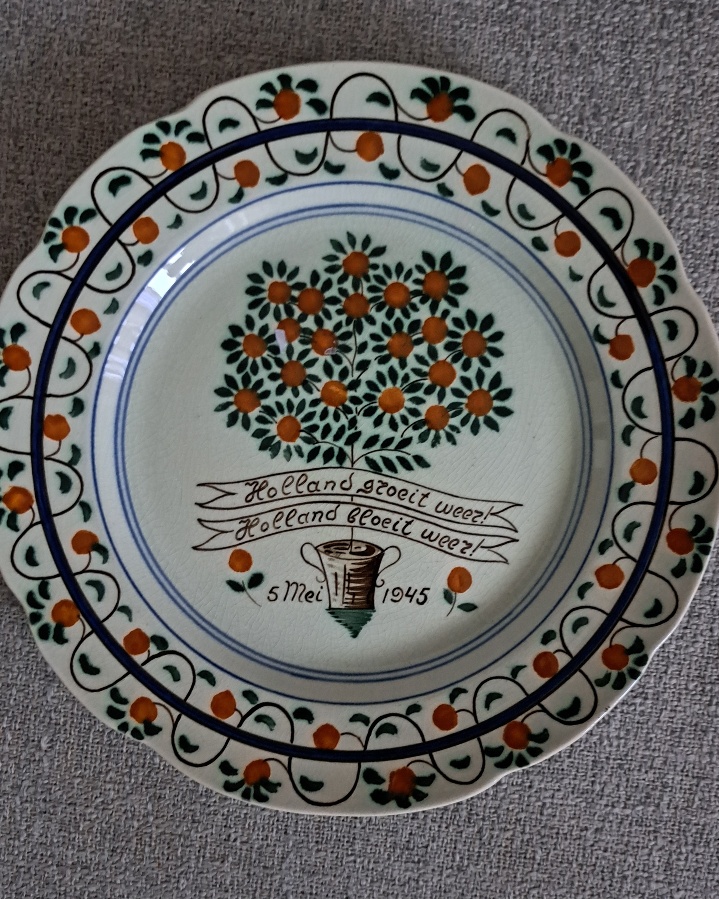 Plateelbakkerij Zuid-Holland - Handgeschilderd PZH Gouda Bevrijdingsbord (5 Mei 1945) kopen? Bied vanaf 25!