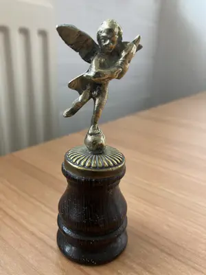 Brons (Onbekend) - Beeldje van Cupido op houten voetje. kopen? Bied vanaf 25!
