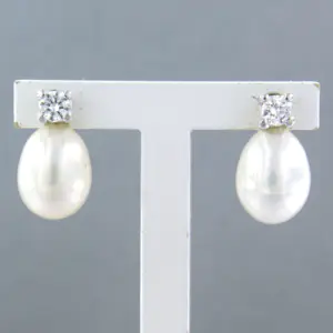 18k wit gouden oorknoppen met parel en briljant geslepen diamant kopen? Bied vanaf 280!