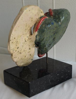 Niet of onleesbaar gesigneerd - “Vervlogen Hart” - Beeld van keramiek op marmeren voet kopen? Bied vanaf 1!