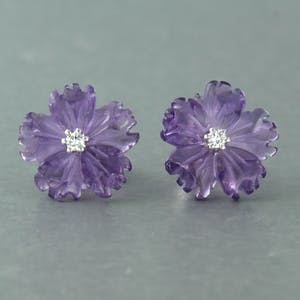 18k wit gouden oorknoppen bezet met amethist en briljant geslepen diamant kopen? Bied vanaf 170!
