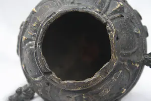 Niet of onleesbaar gesigneerd - Een Oude Bronzen Wierrook Tripod China, late Qing-dynastie (1644-1912). kopen? Bied vanaf 1!
