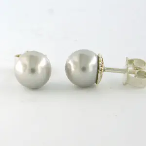 Zilveren oorknoppen bezet met een licht grijze parel – 1.8 gram kopen? Bied vanaf 10!