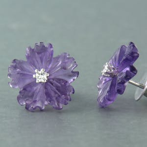 18k wit gouden oorknoppen bezet met amethist en briljant geslepen diamant kopen? Bied vanaf 170!