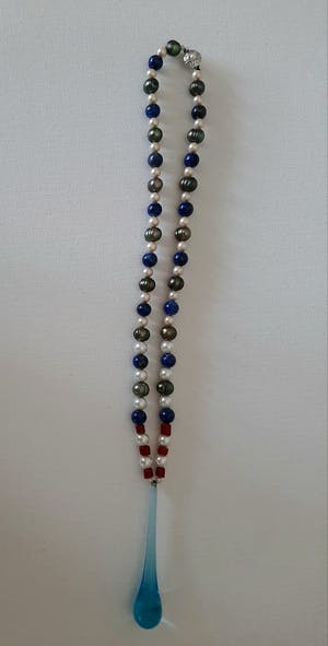Niet of onleesbaar gesigneerd - Collier van lapis lazuli,parels,koraal,Murano glas,zilver 925 kopen? Bied vanaf 1!