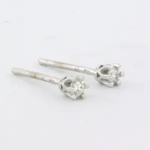 18k wit gouden solitair oorknoppen bezet met briljant geslepen diamant 0.08ct kopen? Bied vanaf 195!