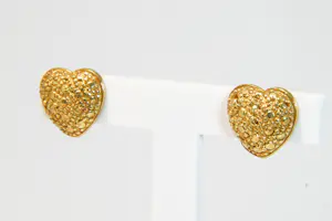 13 - Mooie set hart-vormige 18krt geel-gouden oorstekers met nugget-afwerking kopen? Bied vanaf 280!