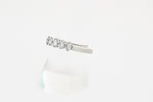 11- Elegante 14krt wit-gouden & 0.60ct (H/si1) diamanten dames rijring kopen? Bied vanaf 380!