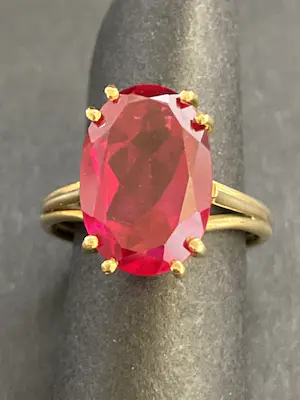 18 karaats geelgouden ring met een ovaal gefacet geslepen synthetisch robijn kopen? Bied vanaf 225!