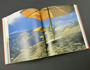 Christo - The Umbrellas :dubbele card met originele stof, gesigneerd & boek & persbericht kopen? Bied vanaf 390!