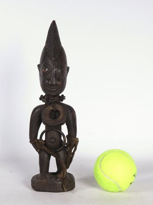 Yoruba - Houten Ibedji- of tweelingbeeld van vrouw met metalen attributen kopen? Bied vanaf 20!