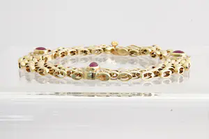 99- 18 karaats geel-gouden dames armband gezet met rode edelsteen kopen? Bied vanaf 770!