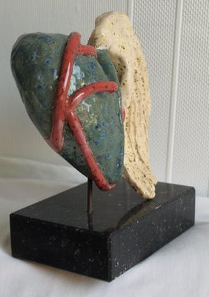 Niet of onleesbaar gesigneerd - “Vervlogen Hart” - Beeld van keramiek op marmeren voet kopen? Bied vanaf 1!