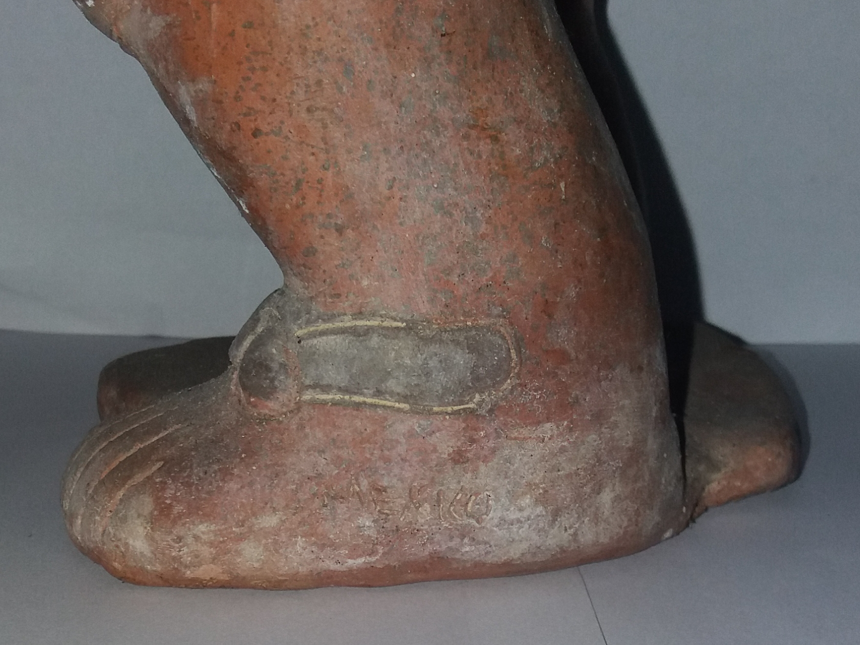 Niet of onleesbaar gesigneerd - vintage Mexicaans terracotta beeld van een water wijn Drager . kopen? Bied vanaf 1!