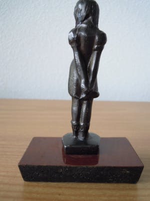 Niet of onleesbaar gesigneerd - Prachtig beeldje van zwangere vrouw kopen? Bied vanaf 10!