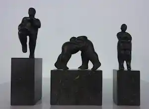 Jan Pieter Leeuwenburgh - Set van drie bronzen beeldjes, Hardloper, Worstelaars en Zwanger verkocht voor € 100!