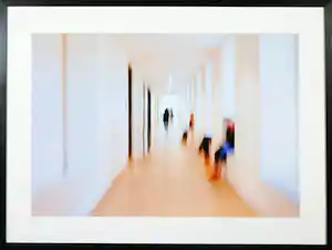 Gisella Klein - Foto, At the museum VIII - Ingelijst verkocht voor € 90!