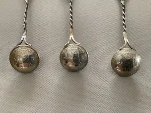 Niet of onleesbaar gesigneerd - Drie zilveren lepeltjes met munten van koningin Wilhelmina kopen? Bied vanaf 1!