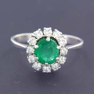 18K Goud - witgouden ring bezet met smaragd en briljant geslepen diamanten verkocht voor € 505!