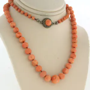 Zilveren slot aan een koraal kralen collier - 50 cm lang kopen? Bied vanaf 160!