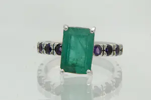 38 - 14 karaats witgouden ring met smaragd ca 2.85 crt en paarse kleurstenen kopen? Bied vanaf 280!