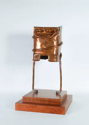 Harry Piller - Sculptuur van koper en hout, Zonder titel kopen? Bied vanaf 100!