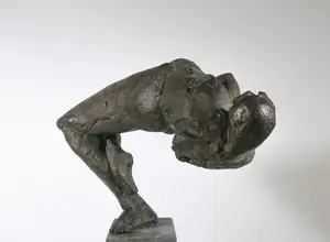 Wim Steins - Groot elegant bronzen beeld van een danseres op hoge smalle sokkel kopen? Bied vanaf 2000!