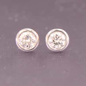 18K Goud - witgouden solitair oorknoppen bezet met briljant geslepen diamant 0.24 caraat verkocht voor € 300!