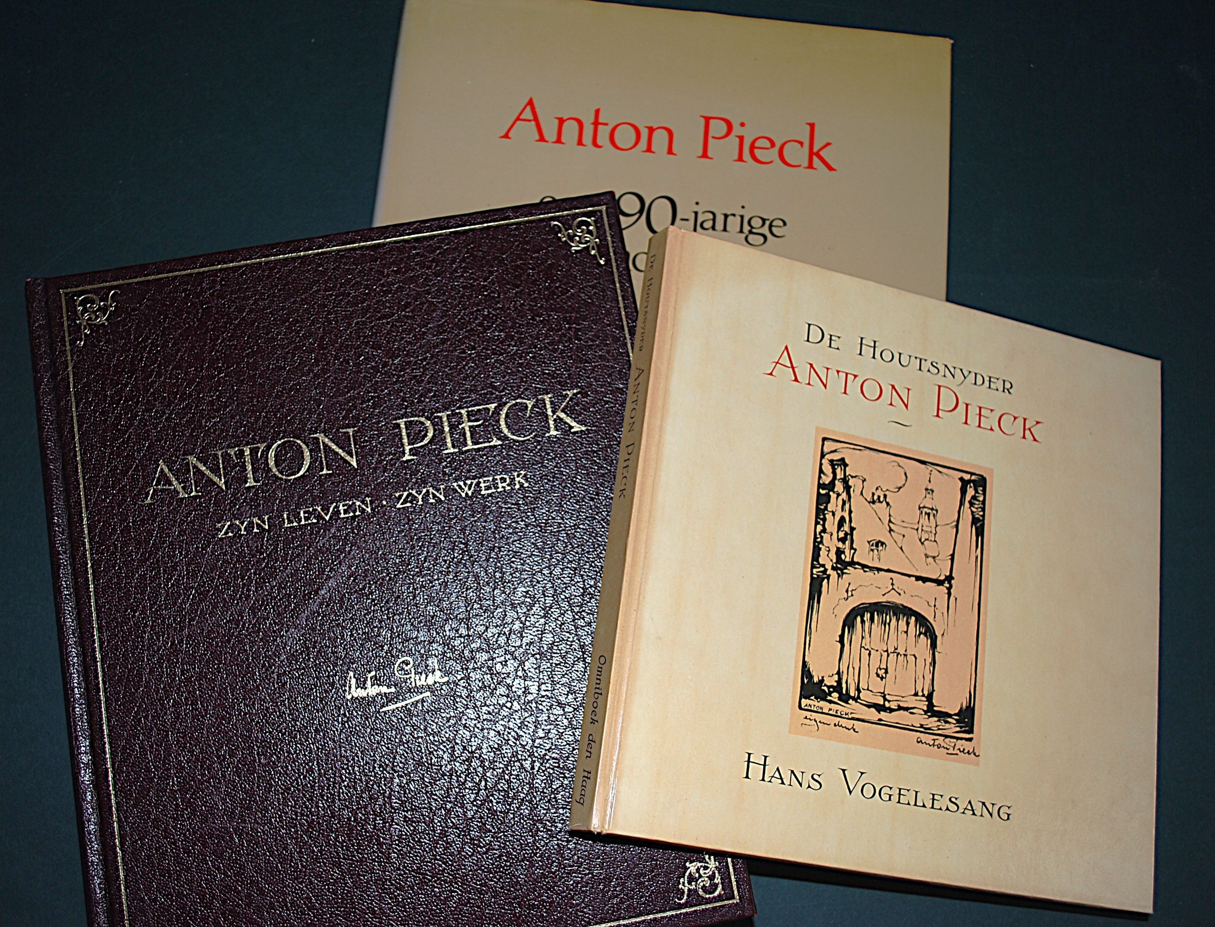 Anton Pieck - 3 hardcovers w.o. 1x handgesigneerde Houtsnyder& 1x met zeldzaam kunstleren band kopen? Bied vanaf 70!